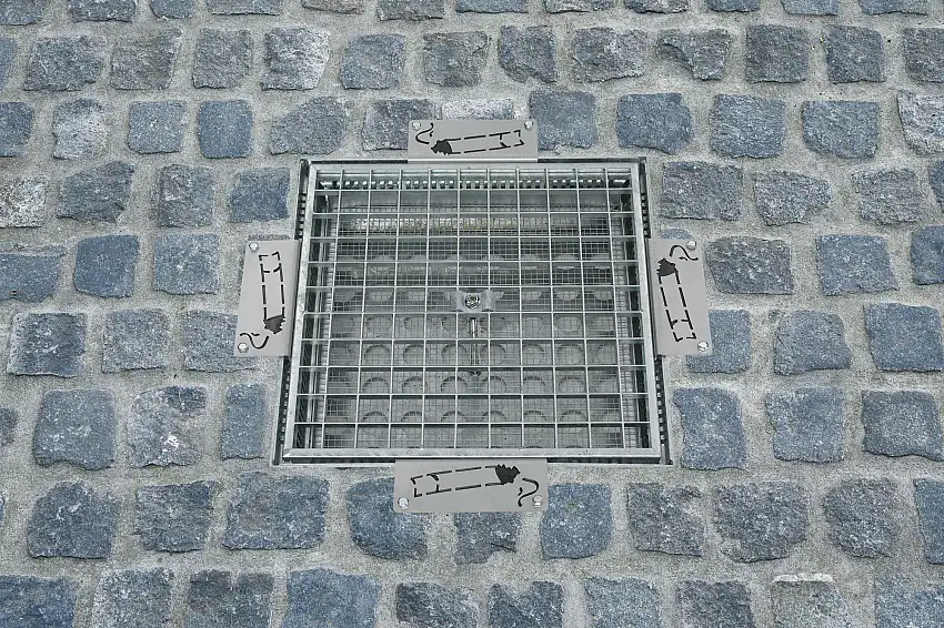 Robuster Bodenascher mit Zigaretten-Piktogramm | HxBxT 40x40x15cm | Verzinkter Stahl | Grau