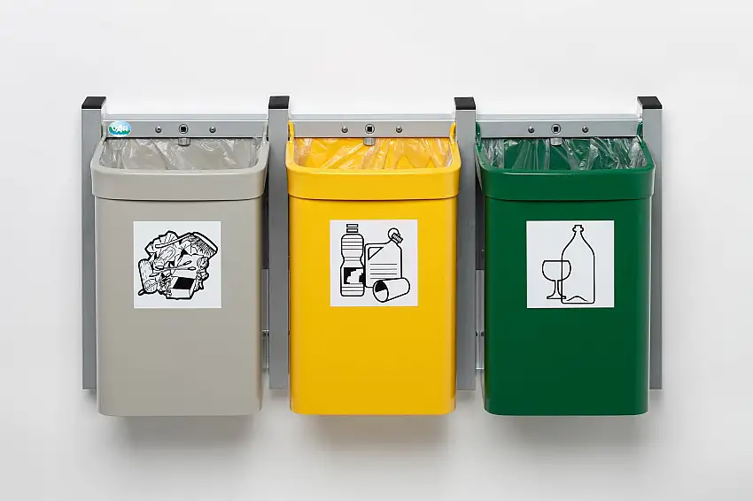 Robuster Abfallsammler 3-Fach mit Wandhalterung | 15 Liter je Behälter, HxBxT 42,5x88x23cm | Verzinkter Stahl | Grün, Gelb, Grau