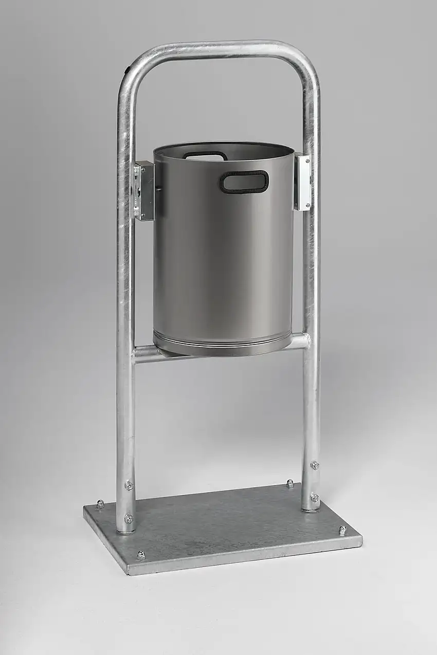 Klassischer gelochter Abfallsammler für Außenbereich | Rohrbogen | mit Bodenplatte | HxBxT 115x49x43cm | Edelstahl