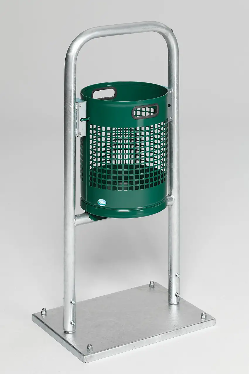 Klassischer gelochter Abfallsammler für Außenbereich | Rohrbogen | mit Bodenplatte | HxBxT 115x49x43cm | Stahl | Grün