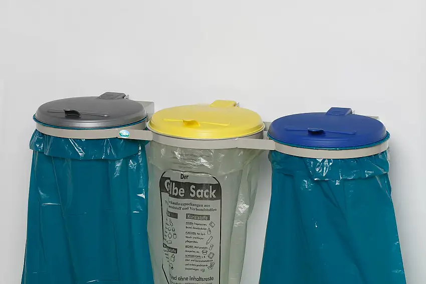 Robuster Abfallsammler für Wertstoffsortierung 3-Fach | Wandhalterung | 3x 120 Liter, BxT 120x51cm | Stahl | Silber, Gelb, Blau