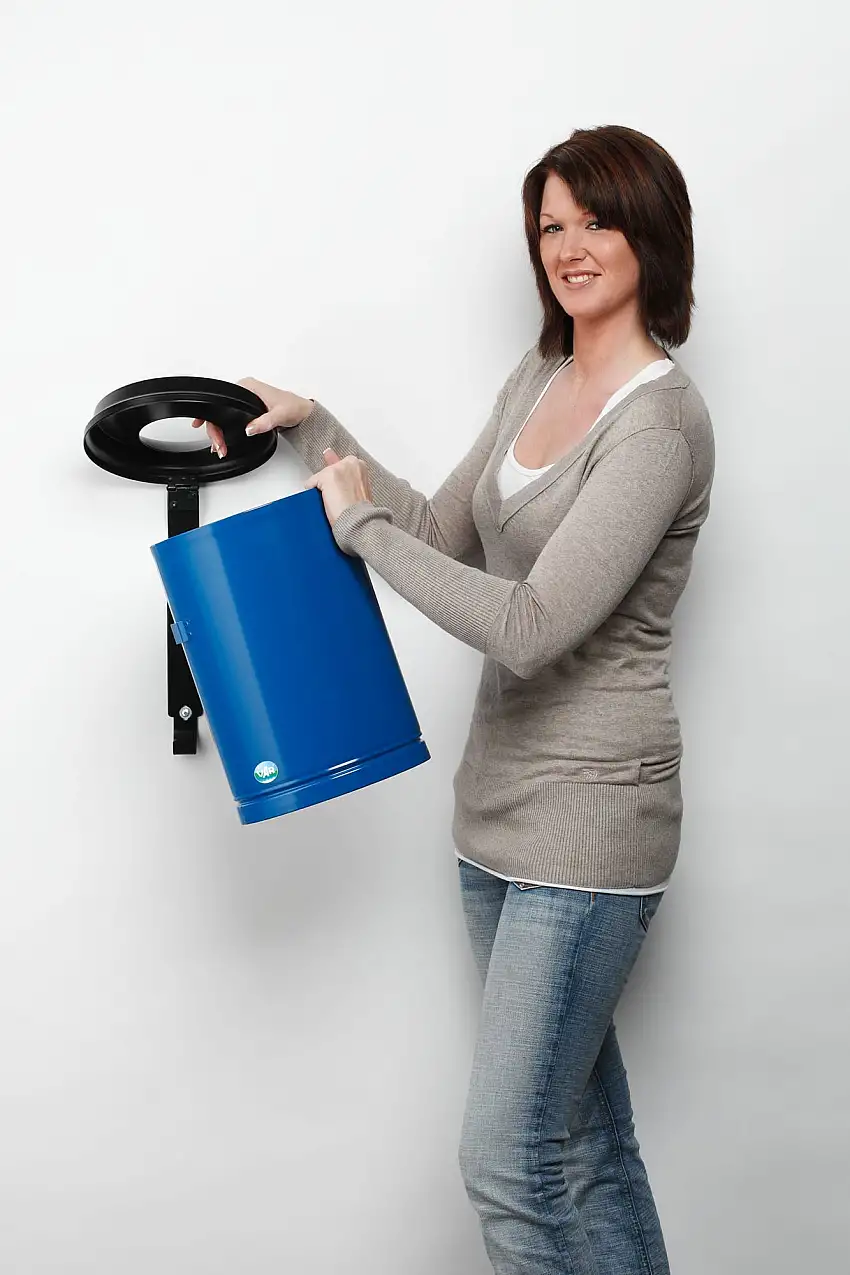 Robuster Papierkorb mit Wandhalterung | 15 Liter, HxBxT 39x25x25cm | Verzinkter Stahl | Blau