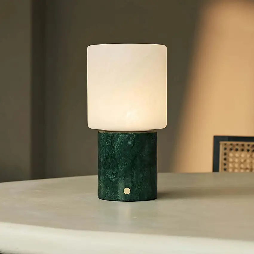 Wiederaufladbare Mamor-Tischlampe 'CuYP Green / Verde Alpi' - kabellos, 3 Lichtmodi