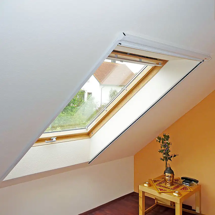 Günstiges Insektenschutz-Rollo für Dachfenster | seit Jahren bewährt | Adria