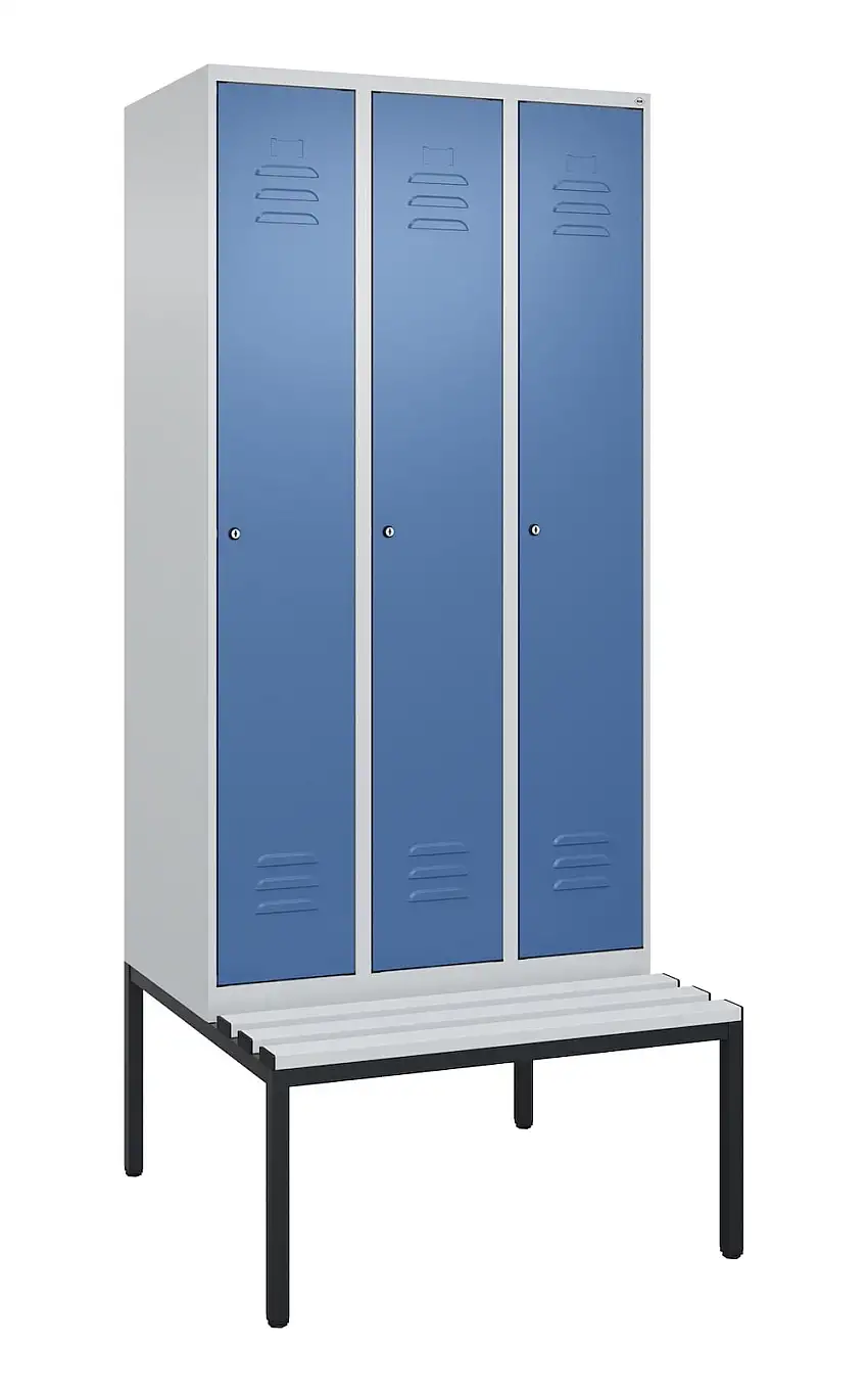 C+P Spind Classic PLUS mit untergebauter Sitzbank aus Kunststoff | 3 Abteile mit Mitteltrennwand | HxBxT 212x90x81,5cm | Zylinderschloss | Stahl | Lichtgrau/Fernblau