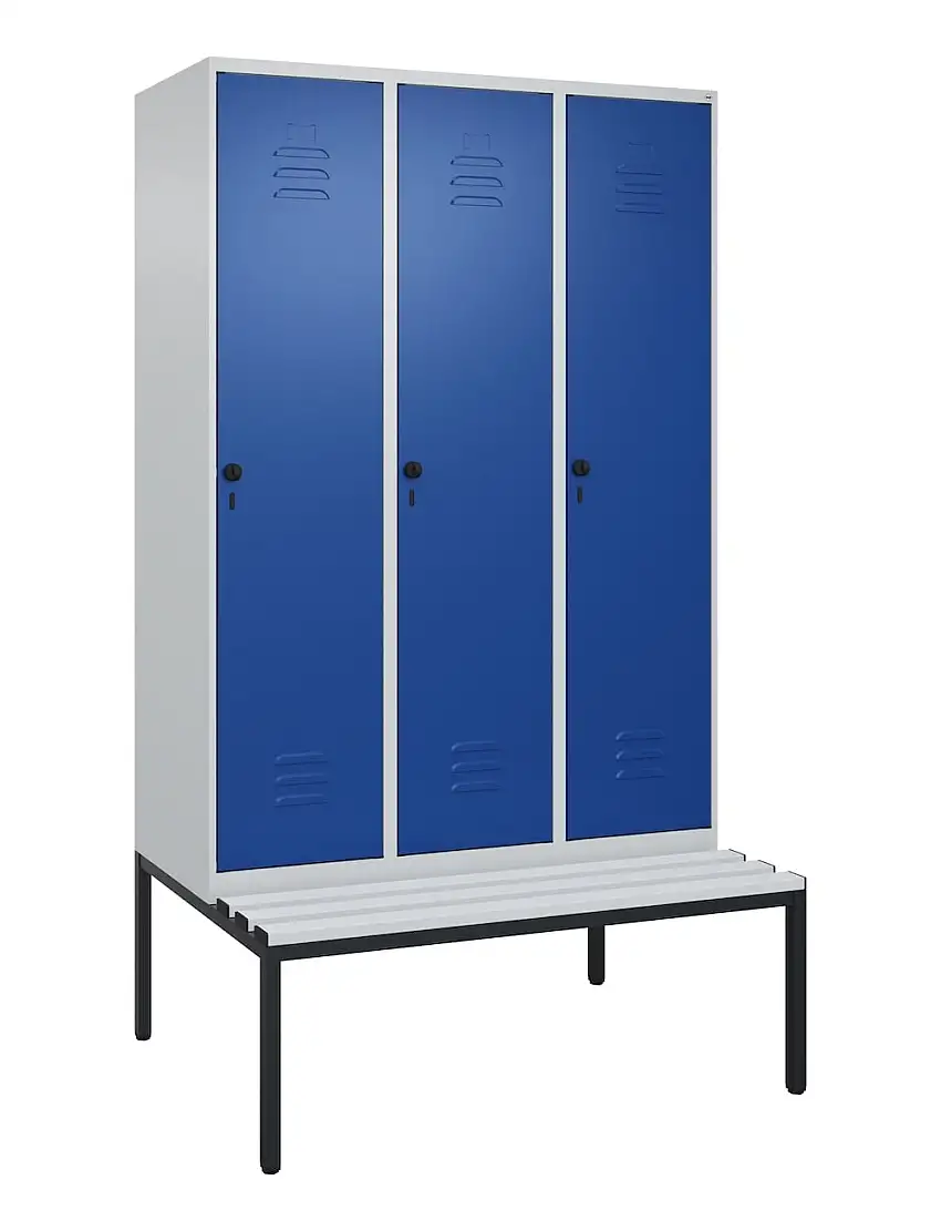 C+P Spind Classic PLUS mit untergebauter Sitzbank aus Kunststoff | 3 Abteile | HxBxT 212x120x81,5cm | Sicherheits-Drehriegel | Stahl | Lichtgrau/Enzianblau