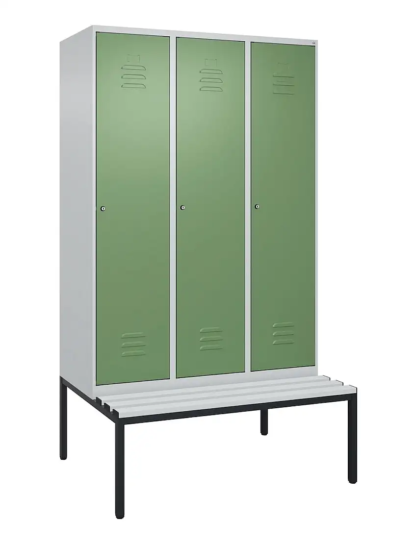 C+P Spind Classic PLUS mit untergebauter Sitzbank aus Kunststoff | 3 Abteile mit Mitteltrennwand | HxBxT 212x120x81,5cm | Zylinderschloss | Stahl | Lichtgrau/Resedagrün