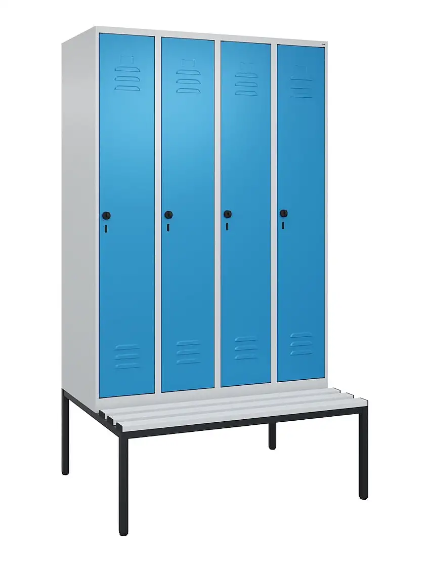 C+P Spind Classic PLUS mit untergebauter Sitzbank aus Kunststoff | 4 Abteile | HxBxT 212x120x81,5cm | Sicherheits-Drehriegel | Stahl | Lichtgrau/Lichtblau
