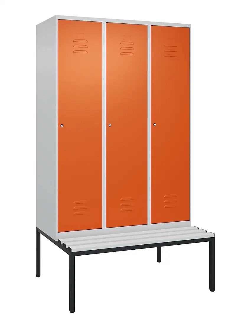 C+P Spind Classic PLUS mit untergebauter Sitzbank aus Kunststoff | 3 Abteile mit Mitteltrennwand | HxBxT 212x120x81,5cm | Zylinderschloss | Stahl | Lichtgrau/Reinorange