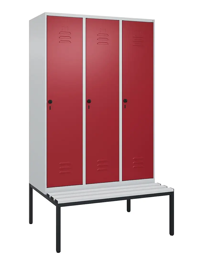 C+P Spind Classic PLUS mit untergebauter Sitzbank aus Kunststoff | 3 Abteile | HxBxT 212x120x81,5cm | Sicherheits-Drehriegel | Stahl | Lichtgrau/Rubinrot
