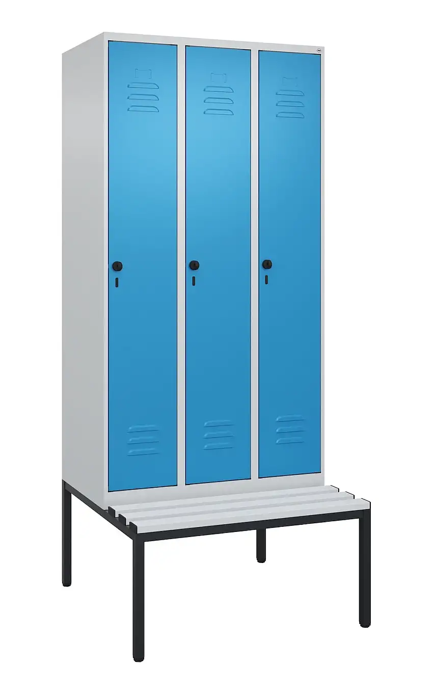 C+P Spind Classic PLUS mit untergebauter Sitzbank aus Kunststoff | 3 Abteile mit Mitteltrennwand | HxBxT 212x90x81,5cm | Sicherheits-Drehriegel | Stahl | Lichtgrau/Lichtblau