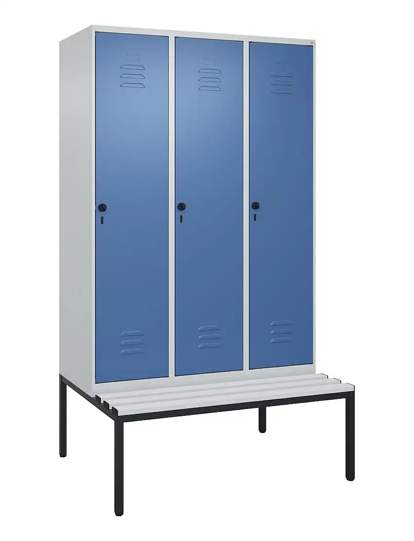 C+P Spind Classic PLUS mit untergebauter Sitzbank aus Kunststoff | 3 Abteile | HxBxT 212x120x81,5cm | Sicherheits-Drehriegel | Stahl | Lichtgrau/Fernblau
